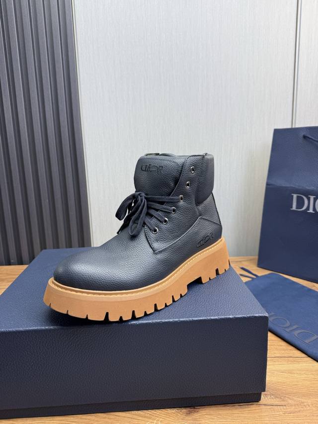 工厂p Dior 迪奥同步上线 这款最新秋冬爆款男靴是该系列新品，延续 Di*R的经典款式。鞋面选用原版头层牛皮制作，搭配原版防滑耐磨橡胶大底，后侧鞋口和鞋跟处