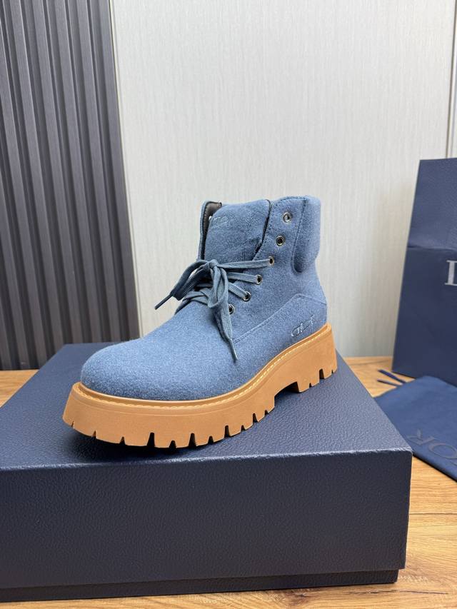 工厂p Dior 迪奥同步上线 这款最新秋冬爆款男靴是该系列新品，延续 Di*R的经典款式。鞋面选用原版布料制作，搭配原版防滑耐磨橡胶大底，后侧鞋口和鞋跟处均带