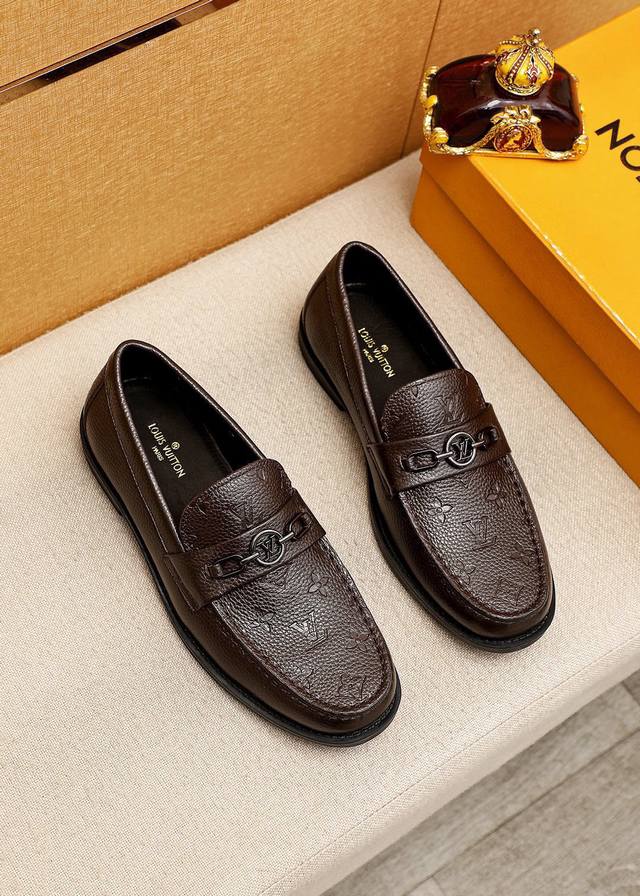 商品商标：Louis Vuitton 路易威登 休闲皮鞋 正码码数: 39-44 38.45.46订制 商品材料：精选 进口荔枝纹牛皮压花鞋面+原版五金扣，进口