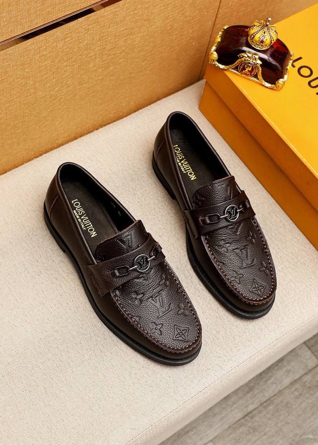 商品商标：Louis Vuitton 路易威登 休闲皮鞋 正码码数: 38-44 45.46订制 商品材料：精选 进口荔枝纹牛皮压花鞋面+原版五金扣，进口头层牛