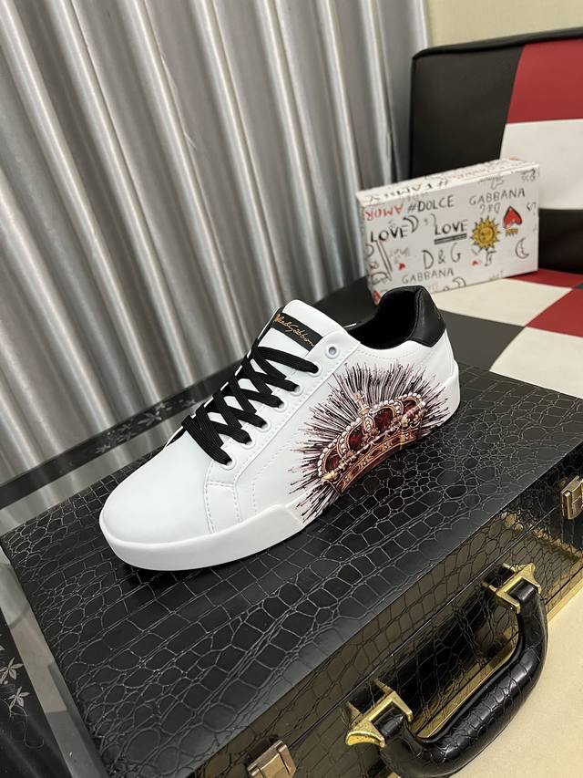 出厂价pp： Dg～ 情侣装休闲鞋 2025Z柜同步发售 码数:36-46 # 1个颜色鞋面选用多材质拼接网布内里，舒适透气，鞋底：原版舒适耐磨大底，实物拍摄实