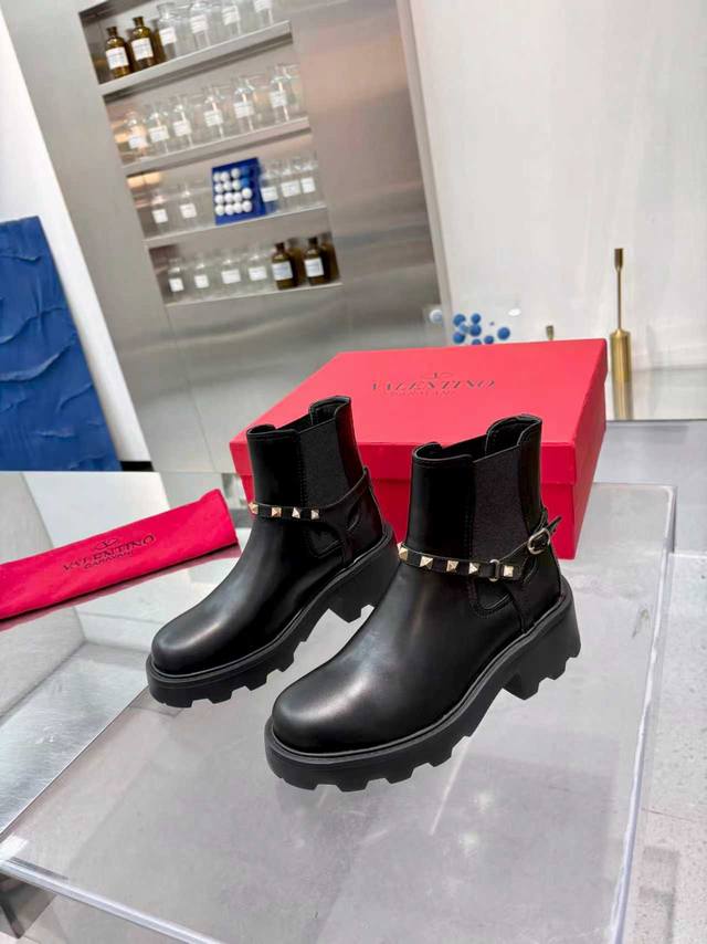 工厂p 官网同步 华伦天奴』专柜最新骑士靴系列顶级秀系列秋冬主季打款 超爆级款的节奏出行必备单品！随意搭配么怎穿都好看 值得收鞋入柜的一款美鞋实超物级美 面料: