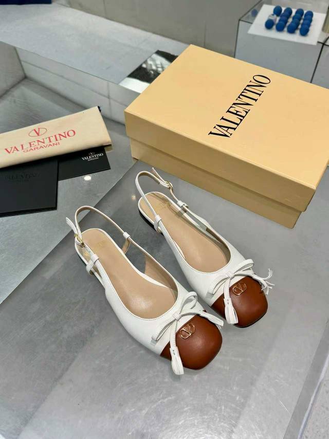 出厂价pp 华伦25Ss新品拖鞋，V扣又一完美的设计，抛弃了一贯铆钉元素、化繁为简、更加精致耐看上脚尽显优雅气质♀♀♀♀♀ 鞋面：进口牛皮 内里：羊皮 大底：