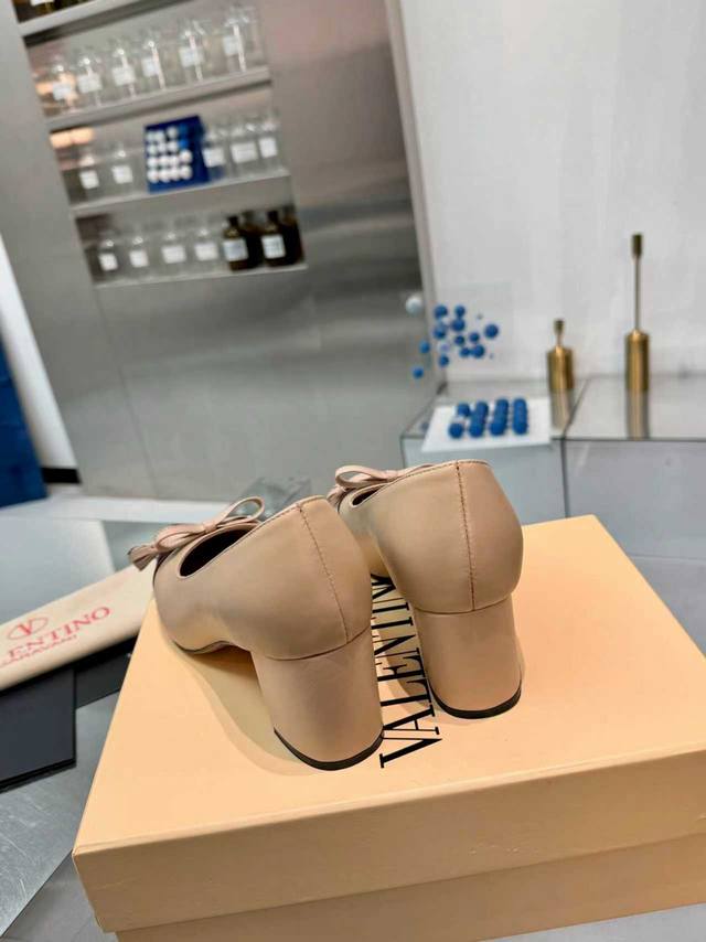 出厂价pp 华伦25Ss新品拖鞋，V扣又一完美的设计，抛弃了一贯铆钉元素、化繁为简、更加精致耐看上脚尽显优雅气质♀♀♀♀♀ 鞋面：进口牛皮 内里：羊皮 大底：