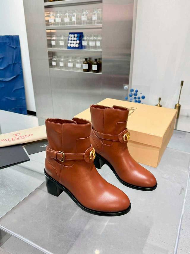 出厂价pp： 顶级代购版本 Valentno 华伦新秀款！ 2025Ss最新金属Logo 原版购入1:1顶级复刻！精致的楦型设计，侧身弧线完美！ 精选意大利进