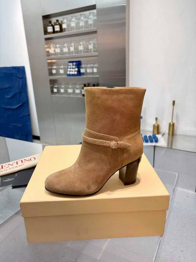 出厂价pp 官网同步 华伦天奴』专柜最新骑士靴系列顶级秀系列秋冬主季打款 超爆级款的节奏出行必备单品！随意搭配么怎穿都好看 值得收鞋入柜的一款美鞋实超物级美 面