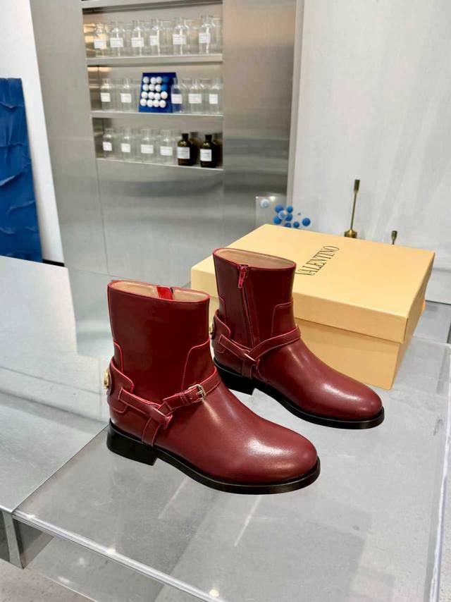 工厂p 官网同步 华伦天奴』专柜最新骑士靴系列顶级秀系列秋冬主季打款 超爆级款的节奏出行必备单品！随意搭配么怎穿都好看 值得收鞋入柜的一款美鞋实超物级美 面料: