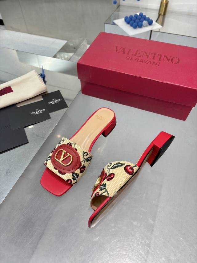 工厂p 华伦25Ss新品拖鞋，小樱桃刺绣V扣又一完美的设计，抛弃了一贯铆钉元素、化繁为简、更加精致耐看上脚尽显优雅气质♀♀♀♀♀ 鞋面：特殊材料 内里：羊皮 大