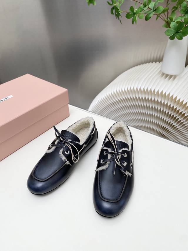 出厂 缪缪 擦色系带鸡眼平底豆豆鞋 走秀新款 .复古小皮鞋乐福鞋 豆豆鞋 复古时尚 简约高级 随意搭配 上脚非常舒适，年度必入款！超级重工 每一双都是独一无二的