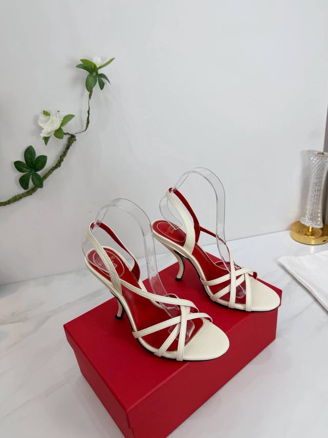 出厂 Valentino 华伦天奴 2026Ss早春新品 Valentino Garavani 的经典“Roman Stud”系列以全新的诠释方式首发！最新原版