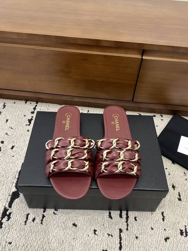 小香 26 2026早春新品 专柜经典款 小香金属扣链条拖鞋系列上新 Bs时尚圈的绝绝子 搭配将演绎着细致 极简 永不褪去的经典元素 展现与众不同的穿搭风格美到