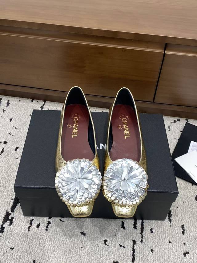 高版本小香家花朵单鞋Chane*｜，大爆款！小香2026官网香奈儿春夏凉鞋系列新品满满的复古风 秀气的鞋型 看着就很讨喜，小方头加上美美的花朵衬托脚也变得瘦瘦的
