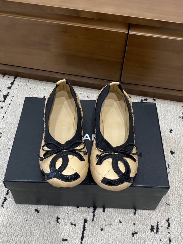 高版本 Chane*｜小香经典大双C蝴蝶结 芭蕾舞鞋 一起做个奶乖奶乖的香香女孩呀 看到这双鞋的时候我是直接原地心动 经典与艺术感兼具 日常出街造型随你凹！ 鞋