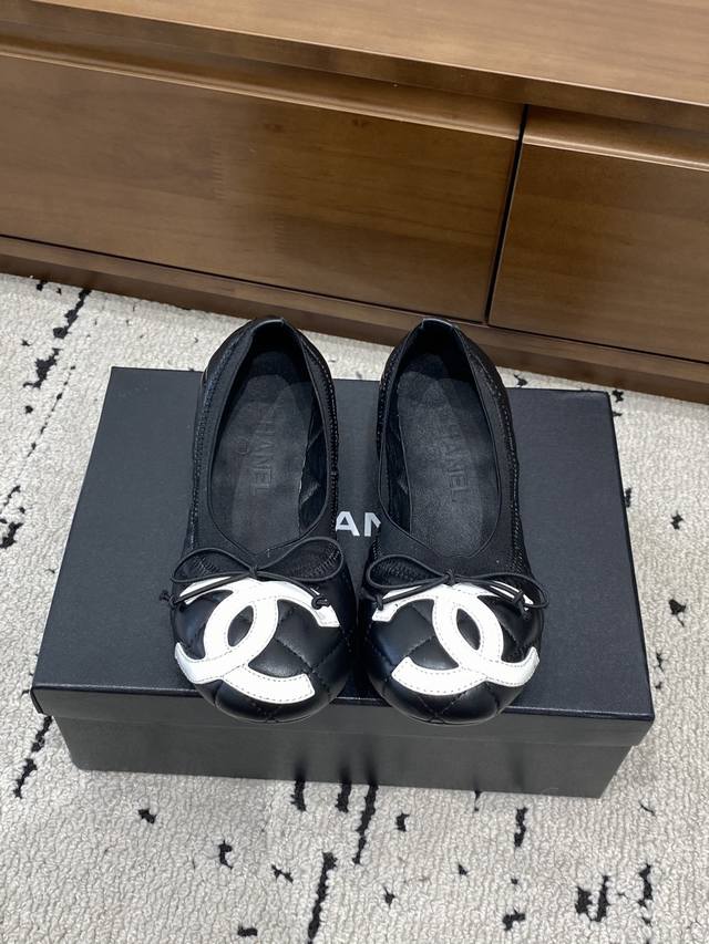 高版本 Chane*｜小香经典大双C蝴蝶结 芭蕾舞鞋 一起做个奶乖奶乖的香香女孩呀 看到这双鞋的时候我是直接原地心动 经典与艺术感兼具 日常出街造型随你凹！ 鞋