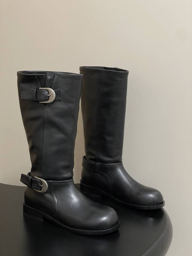 小众品牌 Unfolio 25Aw秋冬新款皱面宽筒一脚蹬直筒靴搭扣长筒堆堆靴 这双靴简直是秋冬时髦王炸 卡其与深棕撞色 自带复古腔调 褶皱设计+金属扣 细节感拉