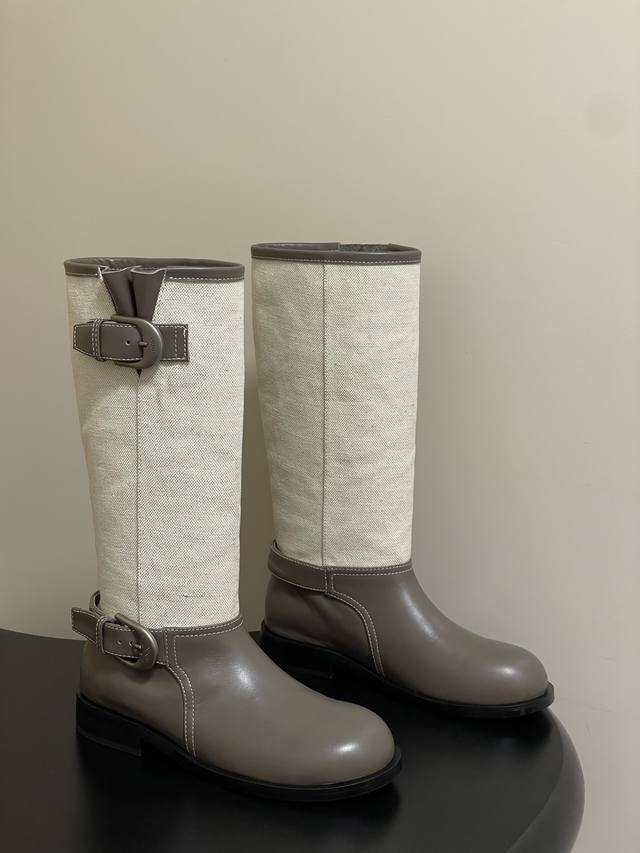 小众品牌 Unfolio 25Aw秋冬新款皱面宽筒一脚蹬直筒靴搭扣长筒堆堆靴 这双靴简直是秋冬时髦王炸 卡其与深棕撞色 自带复古腔调 褶皱设计+金属扣 细节感拉