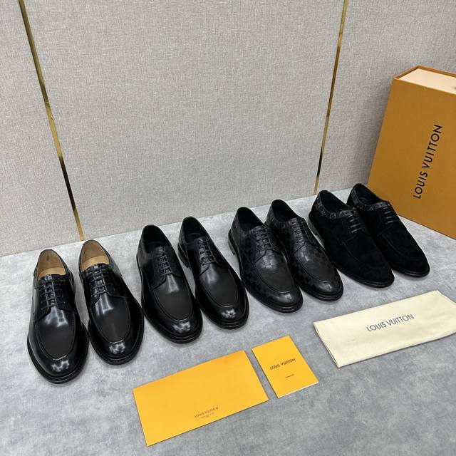 L家 官网热卖新款男士正装皮鞋系列 此款系带鞋取材于黑色翻毛牛皮，进口亮面 哑光牛皮拼接Damier方格压纹牛皮。 令每一双成品释放别样质感， 打蜡圆鞋带 内里
