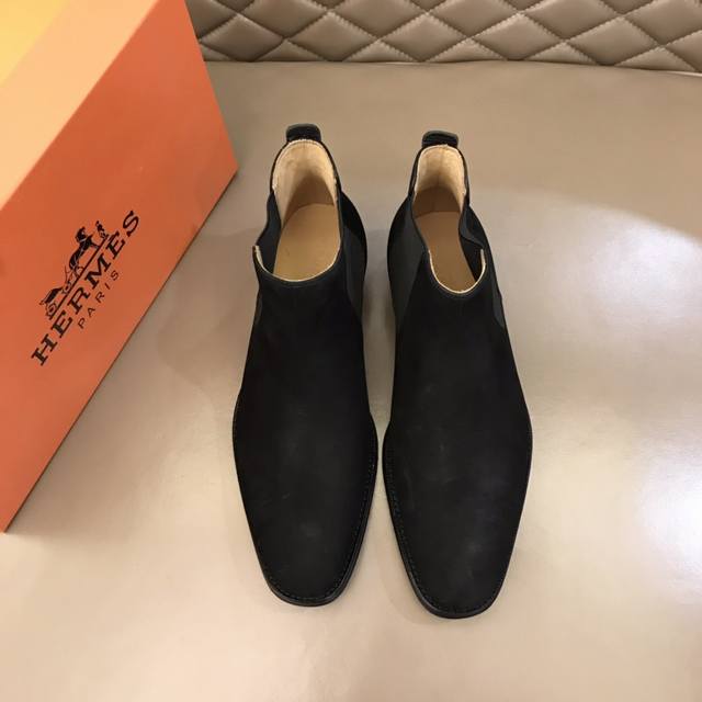 H 奢品男士短靴，纯手工制作，内外均为进口头层牛皮，高端精品精湛工艺，意大利进口双层真皮大底，穿出高贵绅士品味 皮质越穿越有光泽度，越柔软 经精心调试最佳楦型，