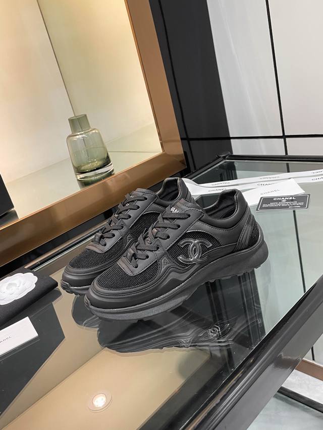 Chane*香奈儿春夏最新款运动鞋 超多明星网红种草 正品太古汇Rmb15370购入开发细节完美对原版香奈儿的世界一直是女生梦寐以求的，简约的隔板设计 超级演绎