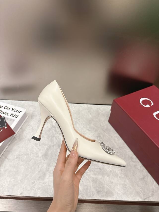 早春 高版本Gucci古驰，双G扣镶嵌水晶钻为造型增添闪耀光彩酒杯马蹄细跟尖头单鞋经典设计演译高级和日常通勤干练风格 鞋面：漆皮 羊反绒 内里 垫脚：混种羊 鞋