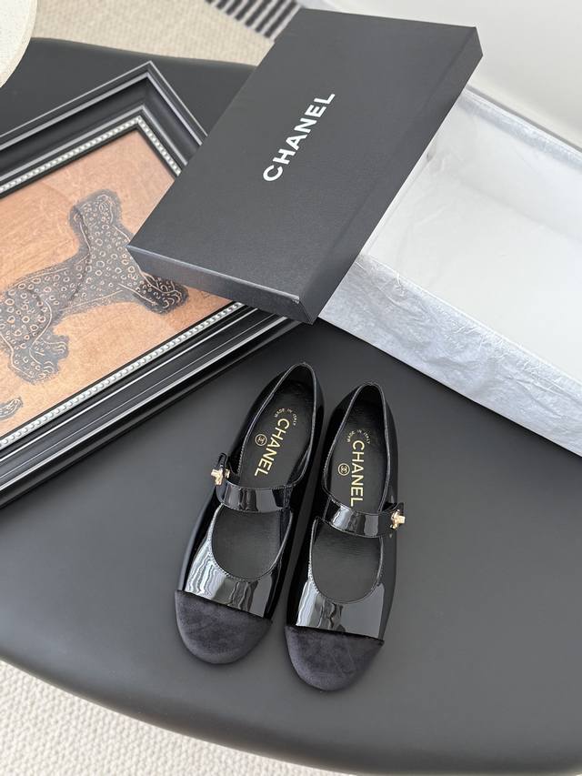 Size:35-39 4041不退换 Chanel 香奶奶25S玛丽珍单鞋 简约又不失甜美俏皮！ 立体电绣Logo，纯色面料清爽易搭，搭配扣子更加跟脚。内里羊皮
