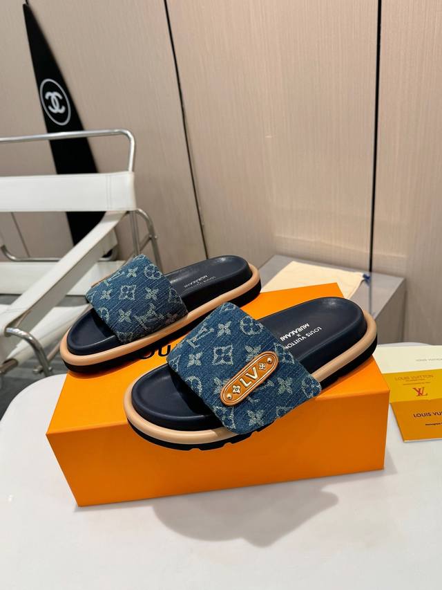 顶奢之境｜夏日牛仔漫游 2026春夏新风尚 路易威登专柜主打款牛仔印花拖鞋 以经典老花重塑夏日定义 甄选专柜同源丹宁面料 金属徽标鎏光微烁 符合人体工学的温柔水