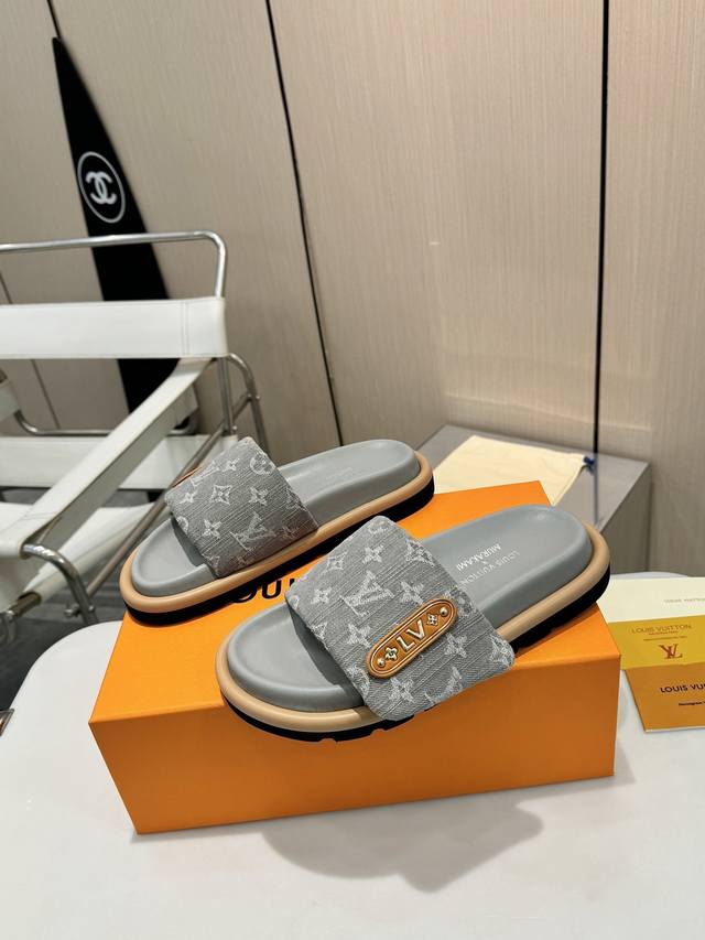 顶奢之境｜夏日牛仔漫游 2026春夏新风尚 路易威登专柜主打款牛仔印花拖鞋 以经典老花重塑夏日定义 甄选专柜同源丹宁面料 金属徽标鎏光微烁 符合人体工学的温柔水