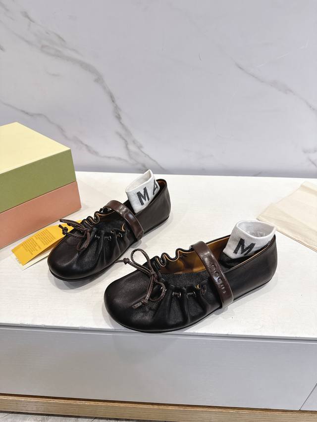 2026Ss 春夏上新 Marni高端线 Angelababy同款 褶皱蝴蝶结芭蕾平底鞋 温柔玛丽珍 演绎经典新生 圆头轮廓 撞色鞋面 棕调蝴蝶结 细绑带点缀