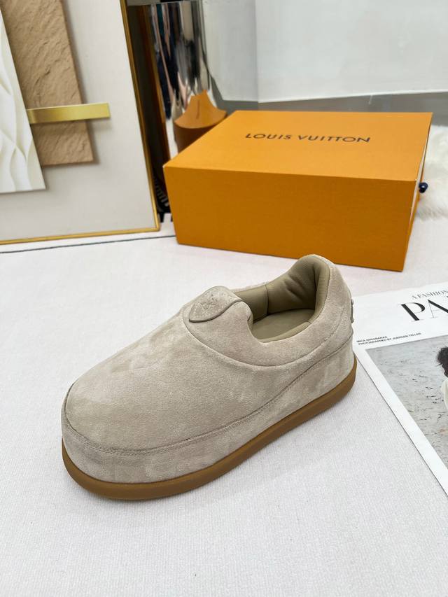 Louis Vuitton 路易威登 Lv 秋冬~丑萌小胖丁，全新鞋型Yeti 超具街头感的面包鞋来啦！！！ 胖墩墩很可爱~ 显腿细神器啊啊！ 内增高5公分，腿