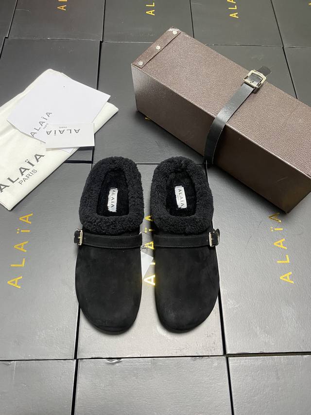 原盒+10 Alaia 平底芭蕾舞平底拖鞋！ 人气超高的一款羊羔毛里拖鞋，浪漫又迷人舒适百搭。穿脱方便。 面料 羊京 羊皮内里，私模橡胶防滑大底， 码数：35-