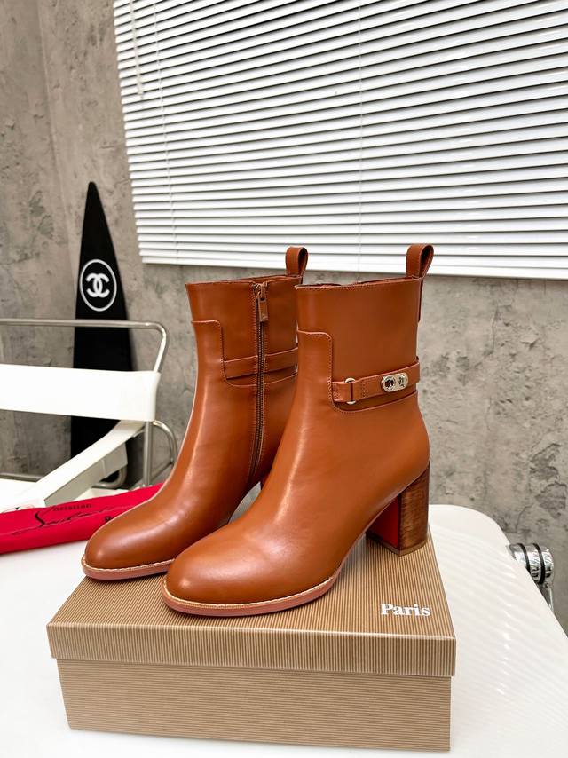 元： Christian Louboutin Cl 重磅推出新款粗跟厚底靴，采用亮泽小牛皮材质打造。侧面亮眼点缀镀金 Christian Louboutin C