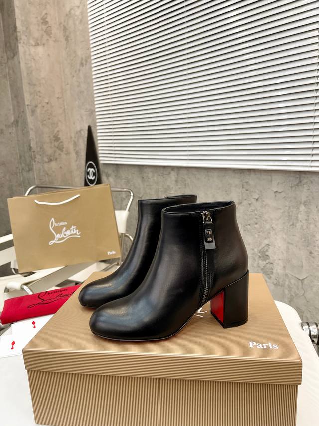 元： Christian Louboutin Cl 重磅推出新款粗跟厚底靴，采用亮泽小牛皮材质打造，简单 时尚 筒高4寸 12Cm 面料：粒面牛皮 内里：羊皮里