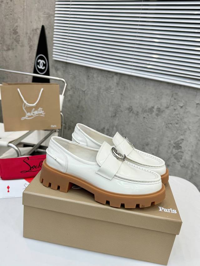 顶级版本 独家定制 代购级⑦个颜色供选择。重磅推出 Christian Louboutin Cl 标识设计 红底鞋最新走秀款 简称Cl 红底鞋 T台走秀款小新清