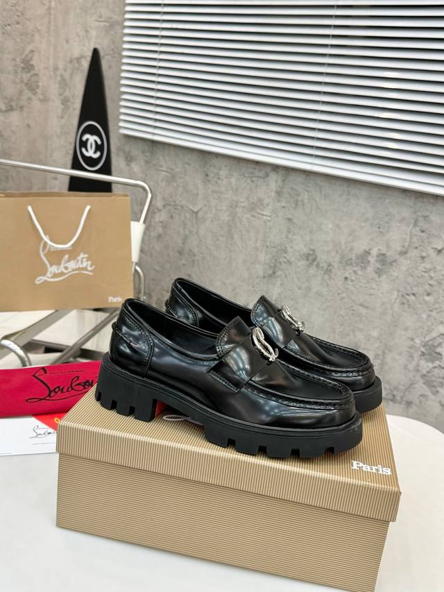 顶级版本 独家定制 代购级⑦个颜色供选择。重磅推出 Christian Louboutin Cl 标识设计 红底鞋最新走秀款 简称Cl 红底鞋 T台走秀款小新清