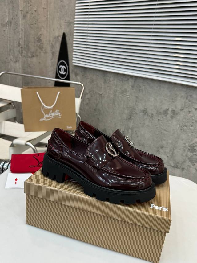 顶级版本 独家定制 代购级⑦个颜色供选择。重磅推出 Christian Louboutin Cl 标识设计 红底鞋最新走秀款 简称Cl 红底鞋 T台走秀款小新清