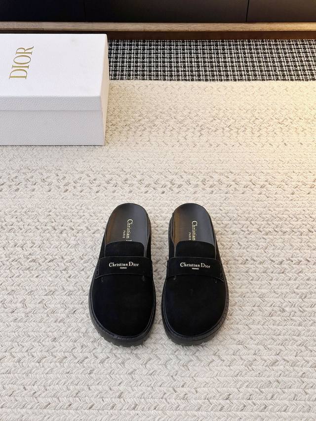 26Ss新款厚底拖鞋 悠闲而精致的作品。该风格采用米色和黑色提花制成，，提供最佳舒适度，并由防滑插入物增强，将毫不费力地与本季的任何休闲外观搭配。 鞋面材质：原