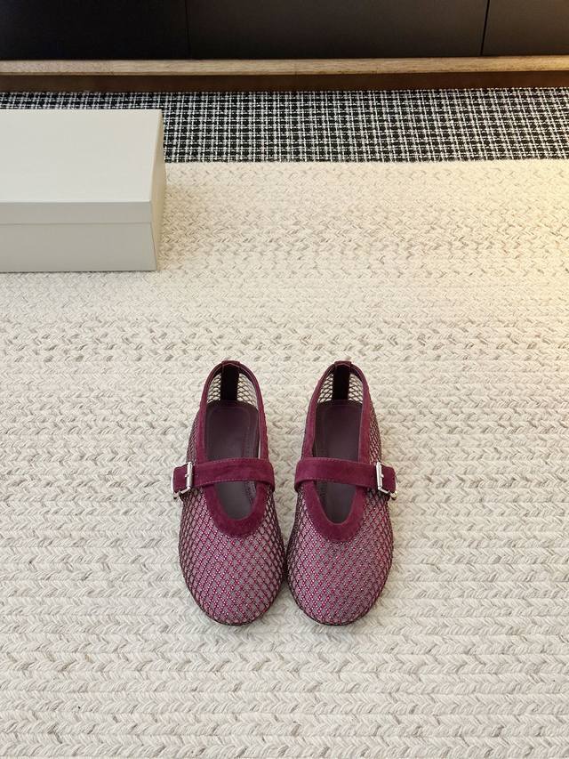 阿莱亚芭蕾舞鞋，古灵精怪可可爱爱的存在 且入坑上瘾，像集邮一样 一双不过瘾，甜酷感十足镂空款鞋面秀气 兼具品牌的优雅气质铆钉款时髦度超高，鞋型比钻款秀气网面款上