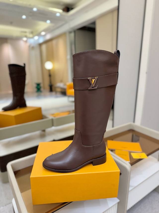 价格p： L驴家秋冬 金属扣装饰骑士靴 真皮底 真皮沿条 成皮包跟 驴牌 巴黎 代购款独家新款顶级版本 质量超级美爆。设计 Zp 原版开模 原版扣开模 附带原版