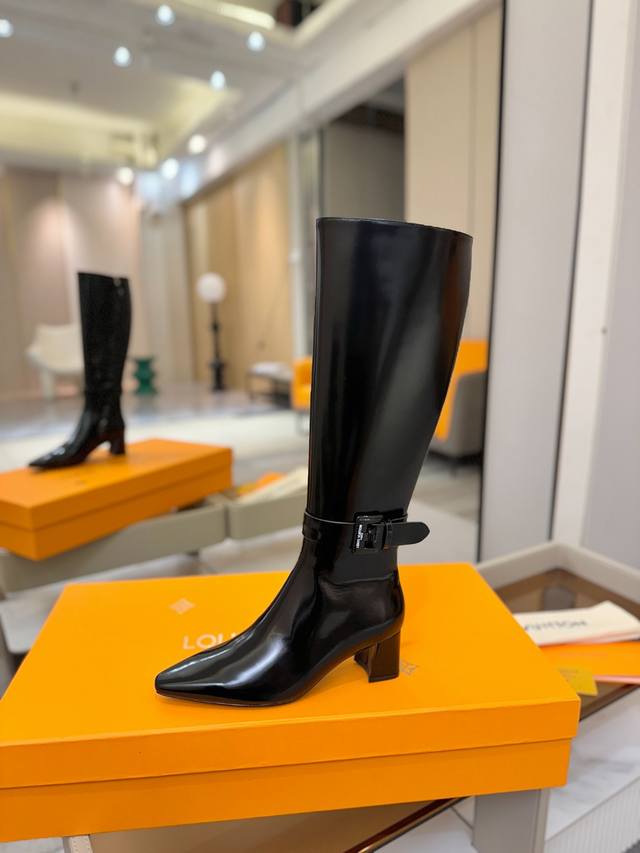 价格p： L家 专柜秋冬款16寸长靴、官网系列同步更新、Lv新款烤漆扣设计，款式新颖别致、上脚舒适百搭、英气十足。走路不累脚、原版倒模楦型，极致1:1形体，高端