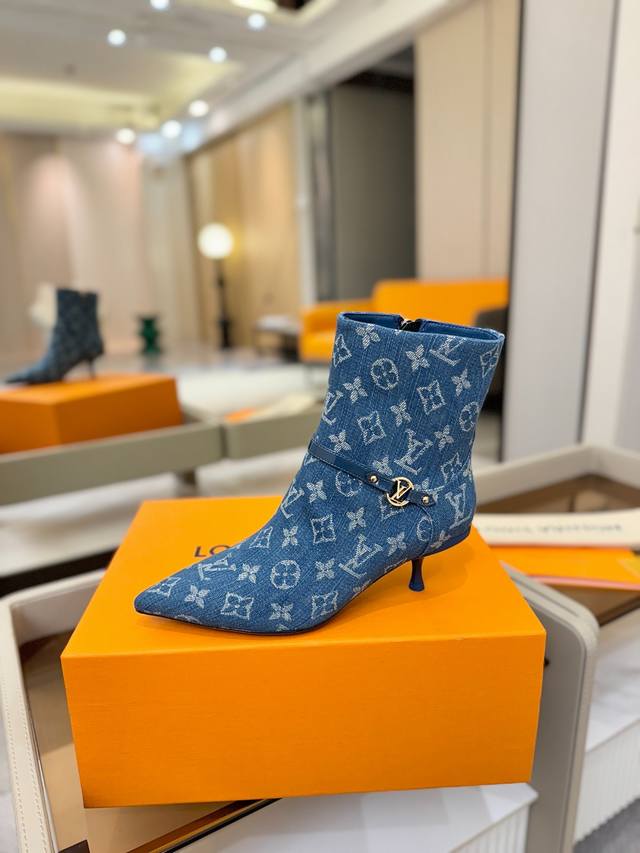 价格p： 代购级 、Louis Vuitton 2025官秋短靴系列！完美楦型、 尖头新品、官网同步更新 Lv五金 “Logo”饰以点缀，细节感拉满、效果视觉盛