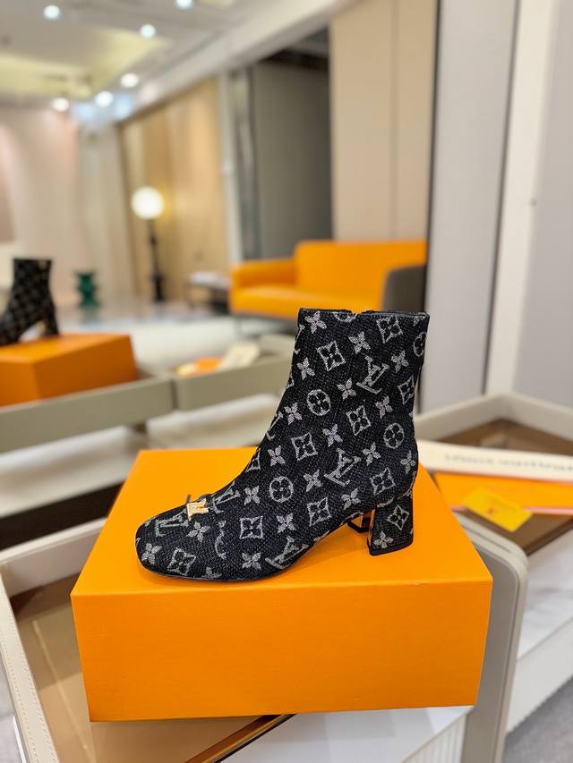 价格p： L家 秋冬 专柜走秀6寸短靴、官网系列、同步更新、完美楦型+小V扣设计、再现经典、款式简单大方、走路不累脚、不挑人、上脚大气好看、原版倒模楦型，极致1