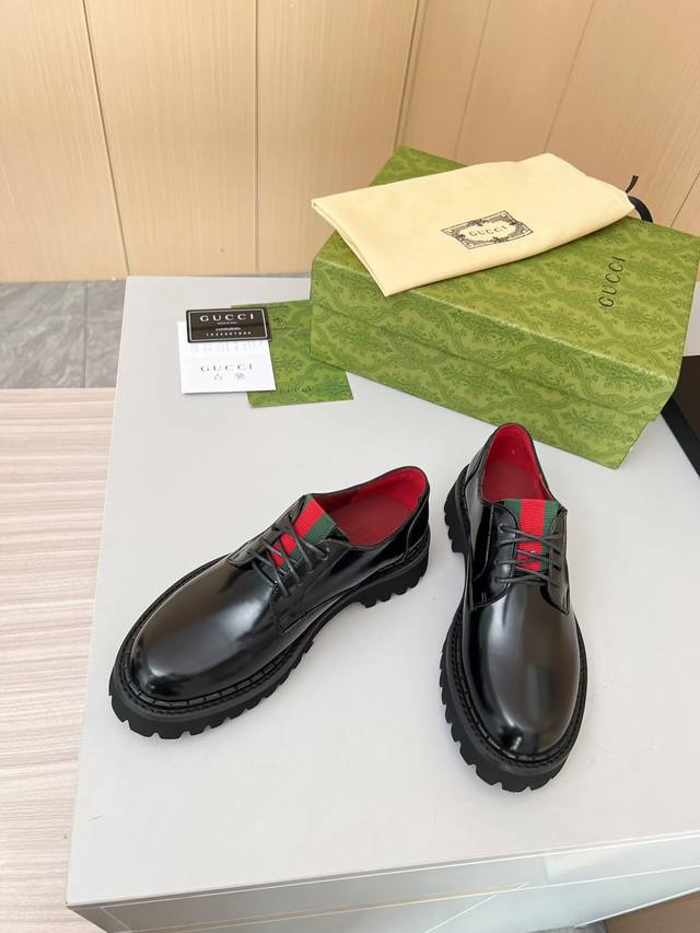 出厂价pp： 元专柜最新古琦 Gucci 系带乐福鞋 主要搭配各种风格的潮衣都能凸显其时尚 推荐必入的一款 面料：牛皮 、开边珠 内里 垫脚：红色牛里 颜色：黑