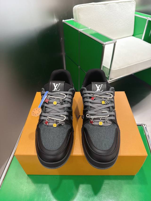 配饰100 Louis Vuiton 路易威登 Trainer系列板鞋篮球鞋 板鞋 Lv Trainer运动鞋是由设计师Virgil Abloh由复古篮球鞋激发