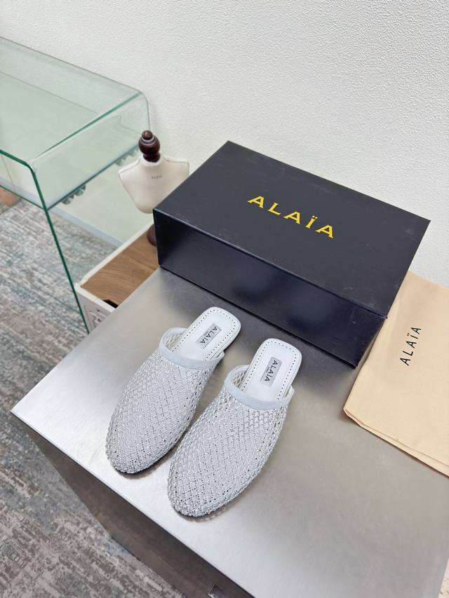 闪亮拖鞋 网钻系列 精致钻石镶嵌 Alaia 拖鞋来自巴黎 白色一见倾心 纯手工 高级 经典 阿莱娅还有另外性感的一面 配上不同款式，不同风格都能轻松驾驭，无论