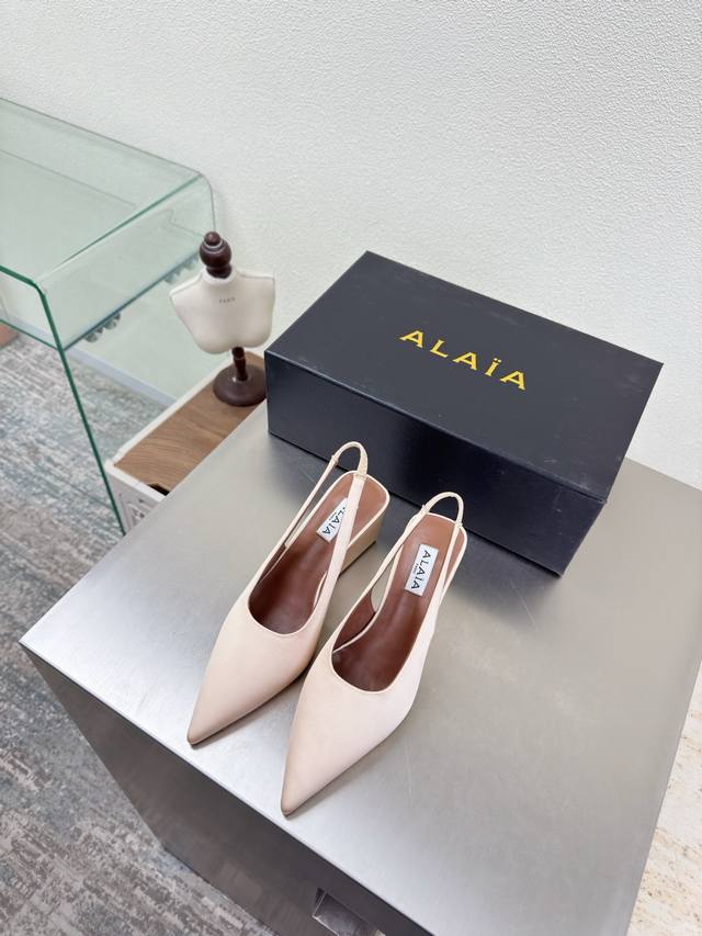 坡跟尖头系列 Alaia 拖鞋来自巴黎 杏粉色一见倾心 纯手工 高级 经典 阿莱娅还有另外性感的一面 配上不同款式，不同风格都能轻松驾驭，无论牛仔裤，西装裤，还