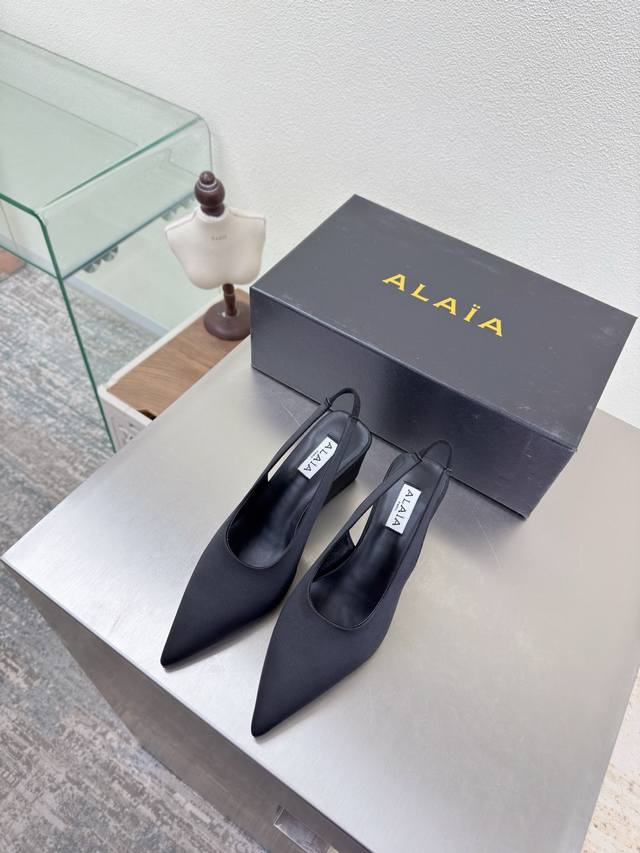 坡跟尖头系列 Alaia 拖鞋来自巴黎 黑色 一见倾心 纯手工 高级 经典 阿莱娅还有另外性感的一面 配上不同款式，不同风格都能轻松驾驭，无论牛仔裤，西装裤，还