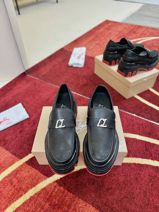 大轮胎底扣黑色款 顶级版定制 2025 无论是楦型、面料、钻、钉、内里、大底、都尽可能的接近Zp 鞋底原厂特供原版底 内里进口水染牛皮 私人定制时间3-7天左右