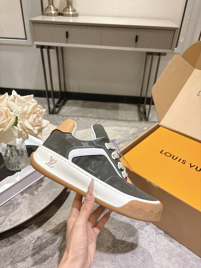 Lv秋冬最新款情侣款新款Tilted男士滑板鞋 低帮运动鞋 厚底饼干鞋 这双鞋必须拿下 休闲百搭 跟上潮流的休闲运动鞋橡胶鞋底轻盈耐磨，日常穿搭无压力。鞋舌 后