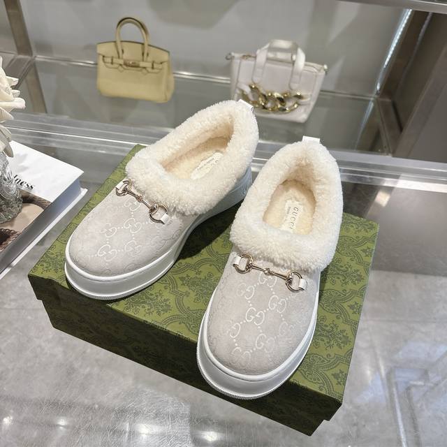 巴黎时装周美丽奴羊皮毛一体浅口雪地靴，反绒牛皮面澳洲进口羊毛内里， 这款女士靴采用麂皮精制而成，兼具舒适感与经典传承。柔软的美利奴羊毛内衬带来温暖奢华的穿着体验