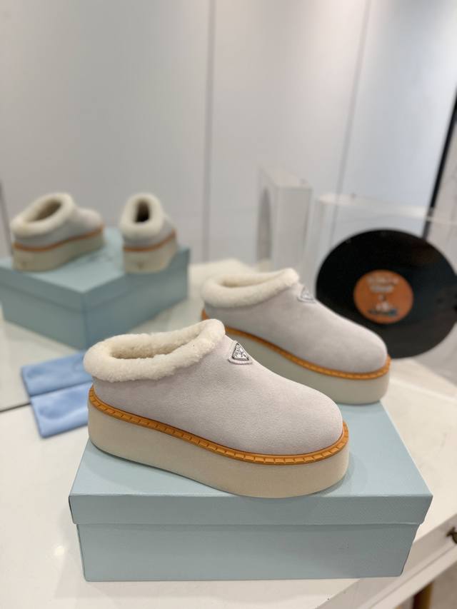 工厂p价 普拉达雪地靴 让整个温暖陪你过冬，经典格纹搭配磨砂皮，经典不失典雅。内里进口A级羊毛里，保暖舒适 鞋面：磨砂皮 内里：百分百真毛 垫脚：真羊毛 鞋底：